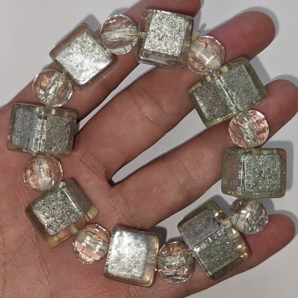 VTG CUBE & ROUND CLEAR W/ SILVER GLITTER & FOIL LUCITE BEAD STRETCH BRACELET - Picture 5 of 9
